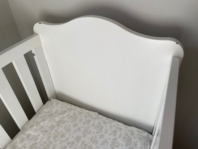 Cuna de madera lacada