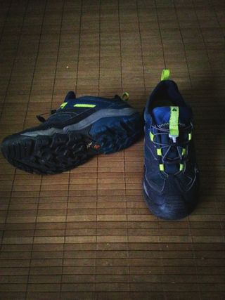 Zapatos de montaña Quechua de segunda mano por 10 EUR en Granada en WALLAPOP
