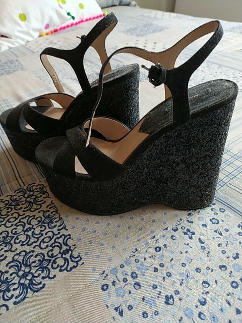 tacones negros