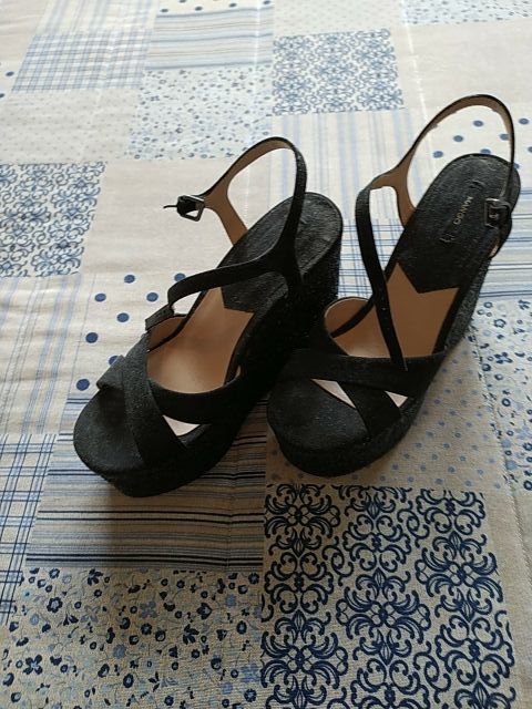 tacones negros