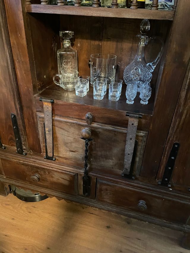 Mueble rústico de roble antiguo