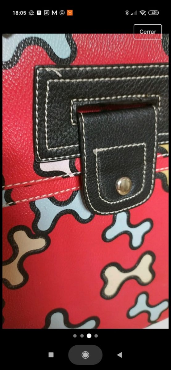 Bolso con tira ajustable