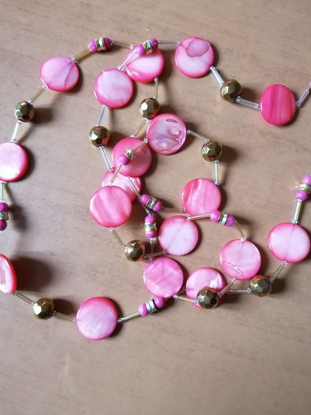 collar piedras rosas