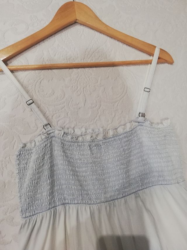 vestido de tirantes.