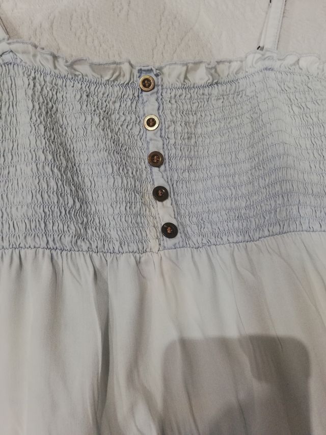 vestido de tirantes.