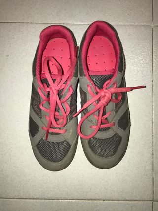 Zapatos montaña Decathlon talla 35 de segunda mano por 5 EUR en Barcelona  en WALLAPOP