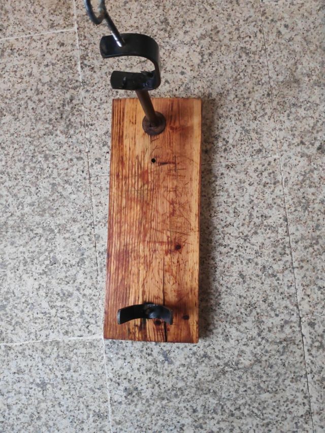 Jamonero de metal y madera