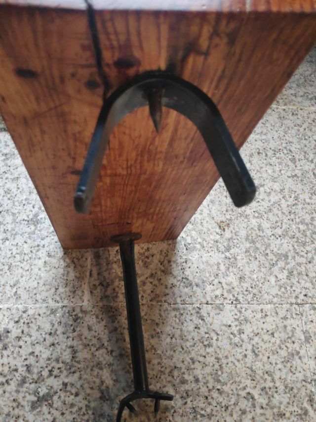 Jamonero de metal y madera