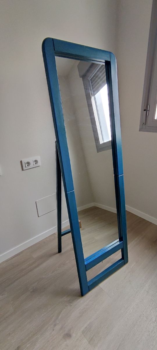 Espejo de pie de segunda mano por 30 € en Madrid en WALLAPOP