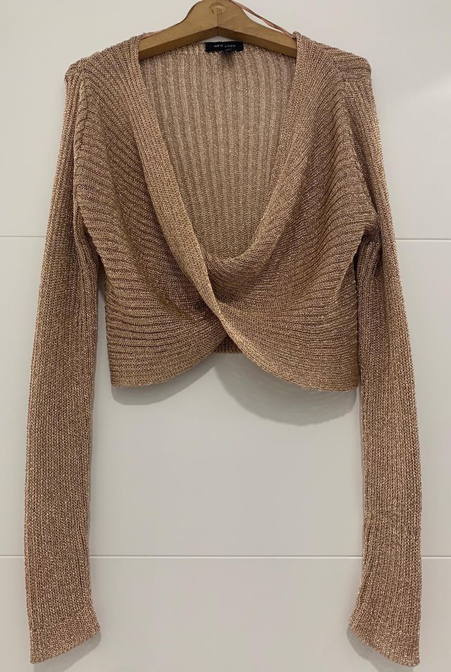 Top de punto metalizado en color bronce