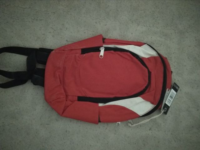 mochila roja sin estrenar