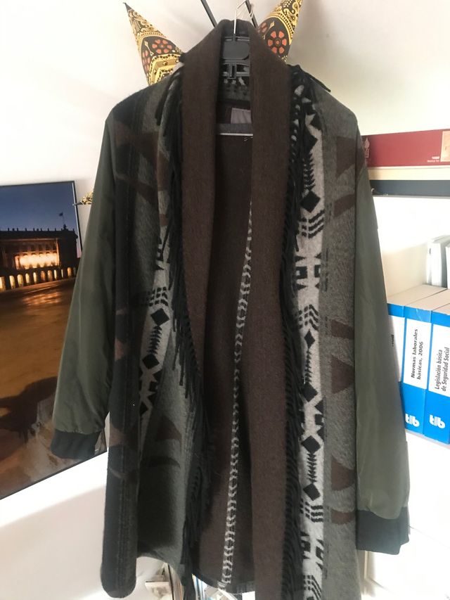 Magnífica parka larga dos tejidos