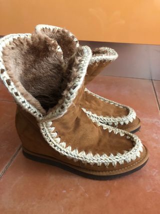 Botas tipo MOU talla 38 de segunda mano por 25 EUR en Casarrubuelos en  WALLAPOP