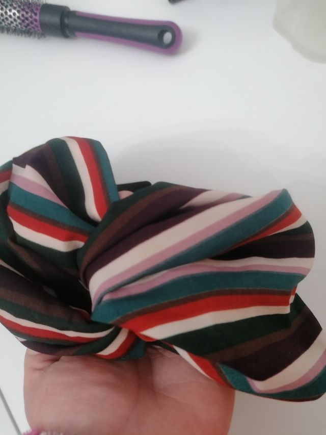 díadema  de gasa y ganchillo