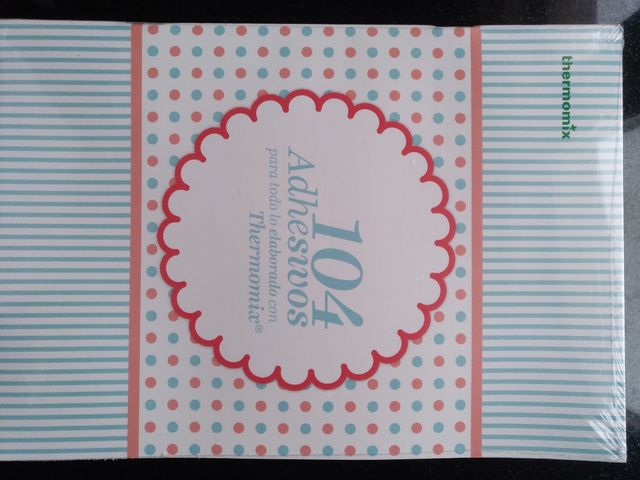 Libro bebe, cubitera, babero, tarros, adhesivos...