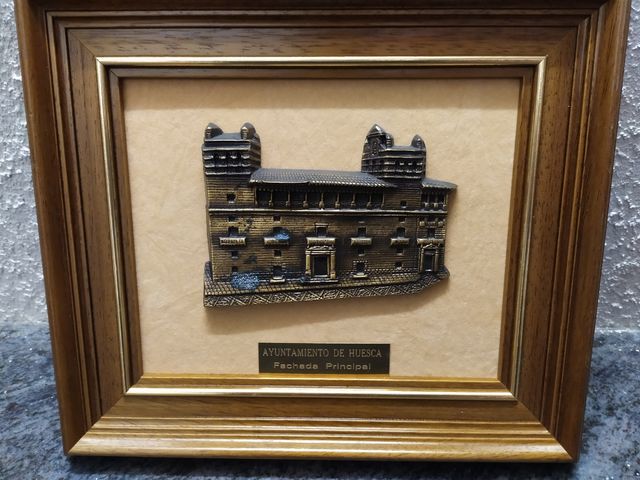 cuatro en relieve , medidas 29,5 * 25,5