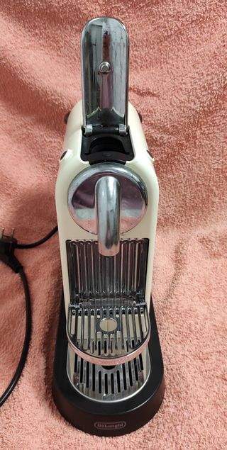 Cafetera Nespresso delonghi de segunda mano por 15 EUR en Ermua en WALLAPOP
