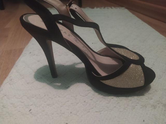 zapato negro tacón brillante