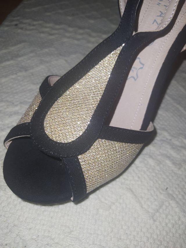 zapato negro tacón brillante