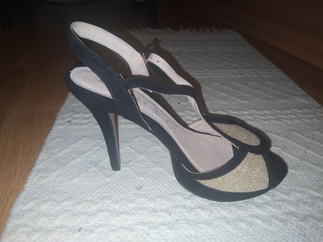 zapato negro tacón brillante