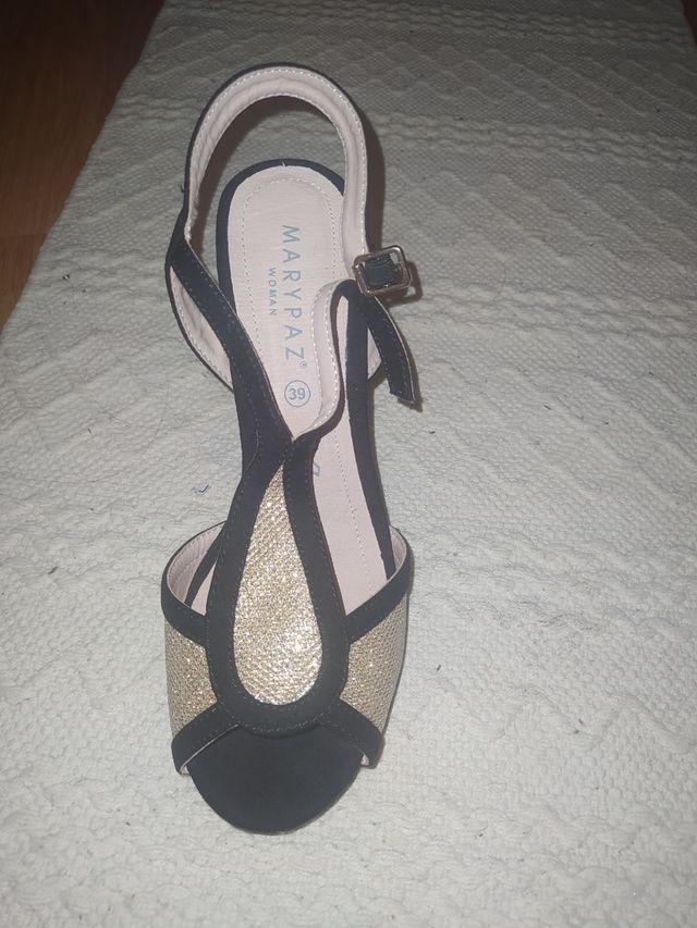 zapato negro tacón brillante