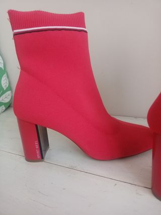 Botines calcetin rojos de segunda mano por 20 EUR en Illescas en WALLAPOP