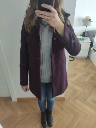 Abrigo color berenjena de segunda mano por 3 EUR en San Sebastián de Los  Reyes en WALLAPOP