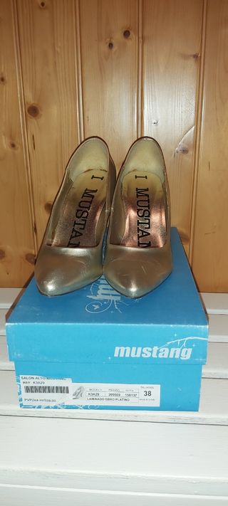 Zapatos Mustang dorados. de segunda mano por 3 EUR en Talavera de la Reina  en WALLAPOP