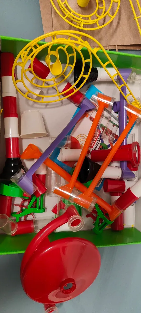 Circuito de canicas con bloques de construcción