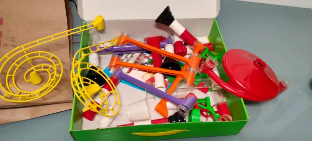 Circuito de canicas con bloques de construcción