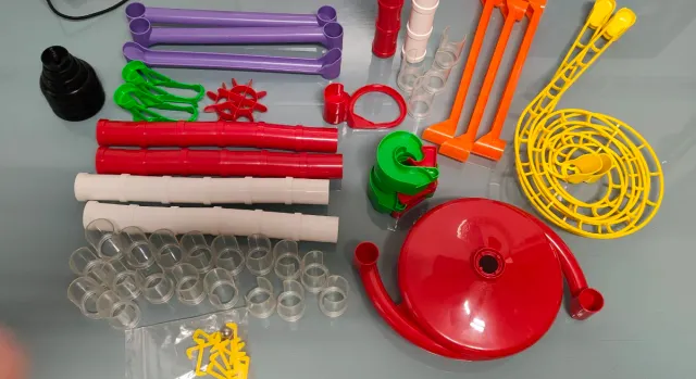 Circuito de canicas con bloques de construcción