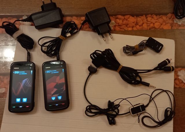 Due telefoni cellulari Nokia XpressMusic 5800 vintage