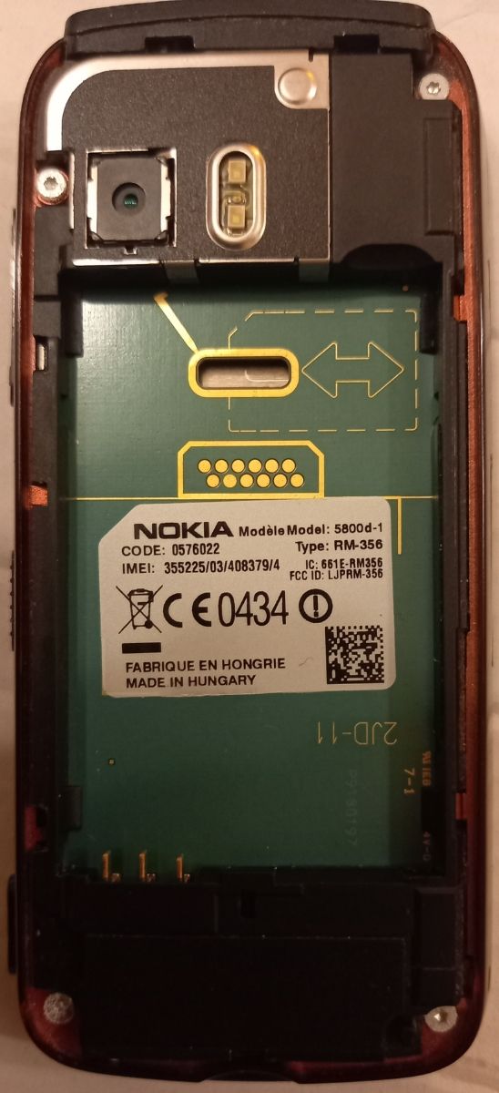 Due telefoni cellulari Nokia XpressMusic 5800 vintage