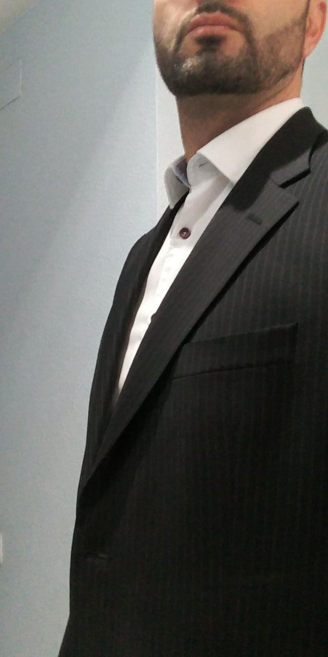 Elegante traje azul muy oscuro con rayita-2