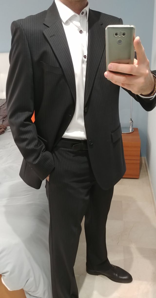 Elegante traje azul muy oscuro con rayita-2