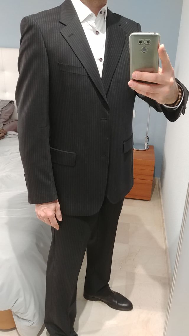 Elegante traje azul muy oscuro con rayita-2