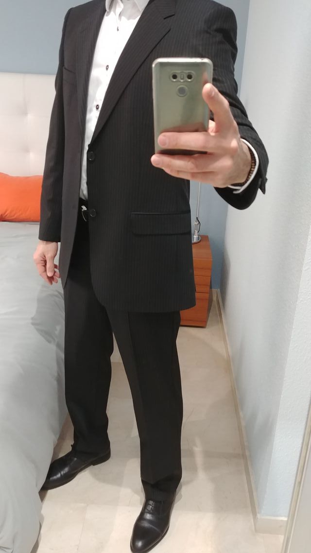 Elegante traje azul muy oscuro con rayita-2