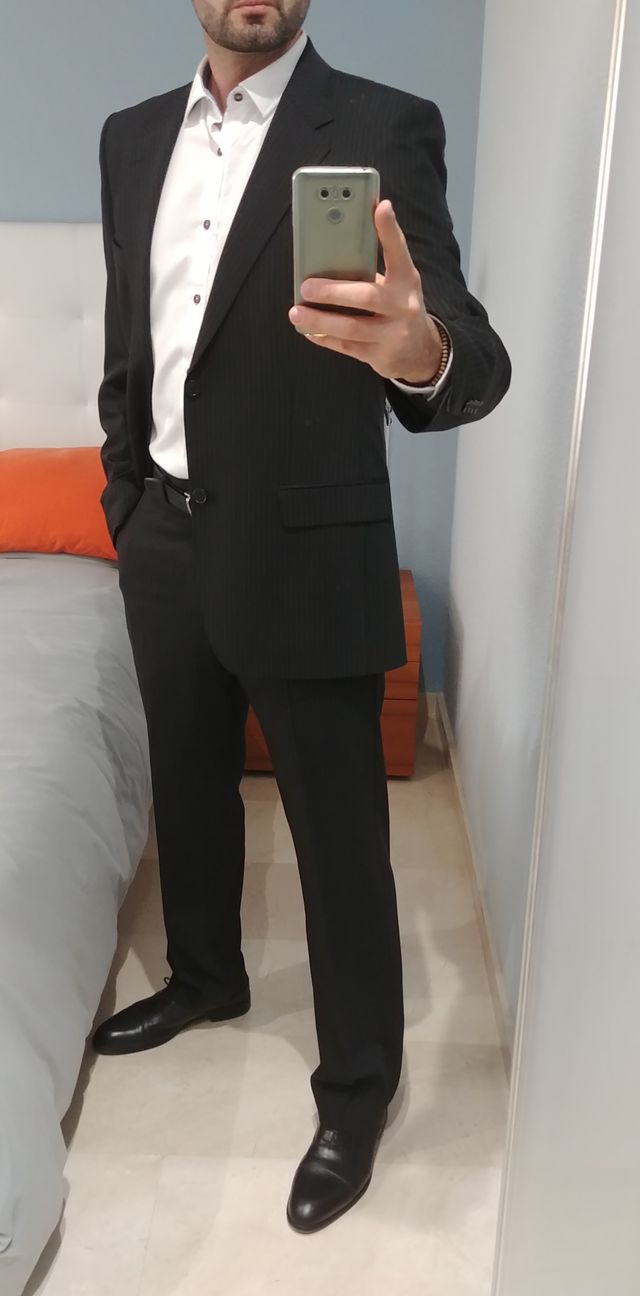 Elegante traje azul muy oscuro con rayita-2