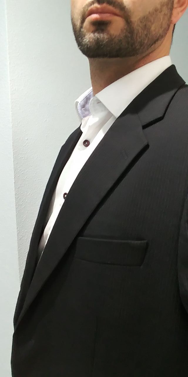 Elegante traje oscuro con rayita - 6