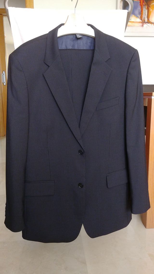 Elegante traje oscuro con rayita - 6