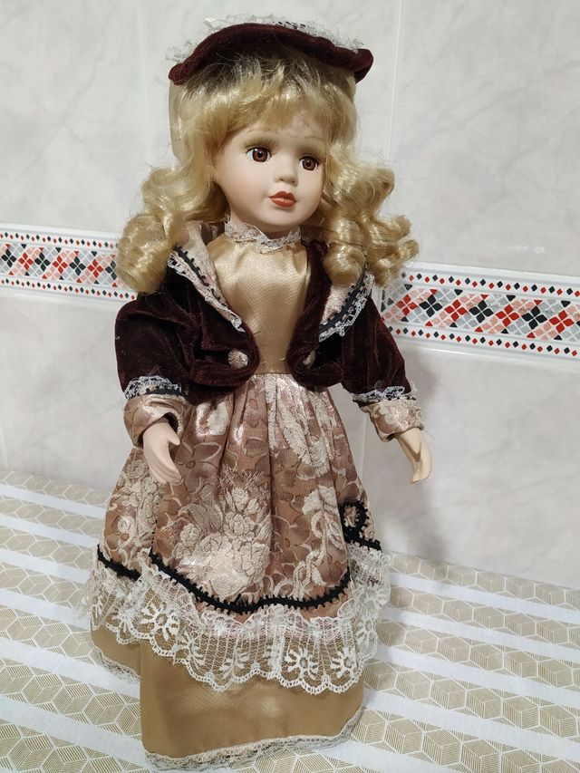 Muñecas de porcelana con soporte