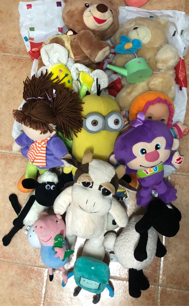 Peluches y juguetes para niños pequeños.