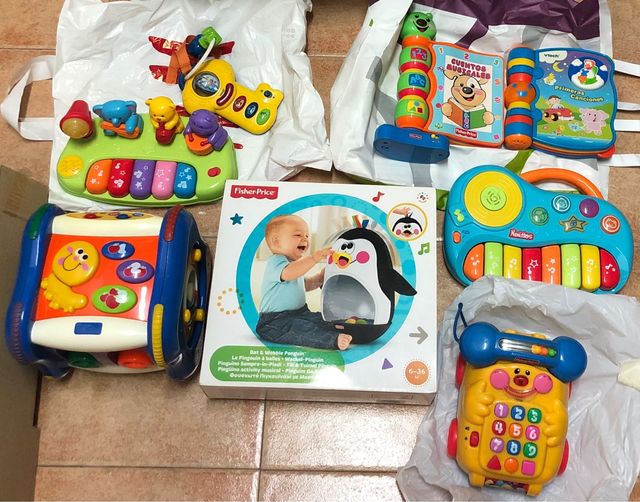 Peluches y juguetes para niños pequeños.