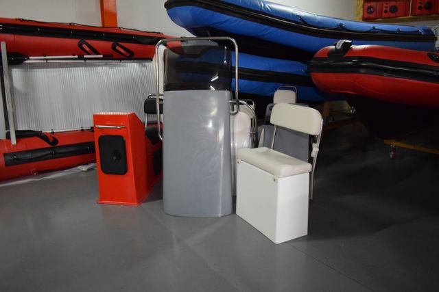 Consolas y asientos para embarcaciones