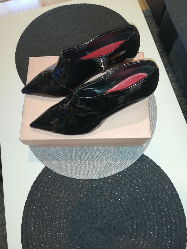 botín charol zara negros