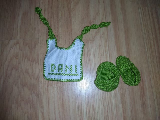 Conjunto de babero y patucos para muñeco