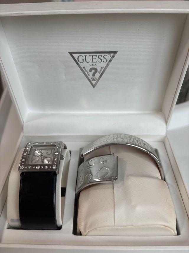 Reloj analógico mujer marca Guess