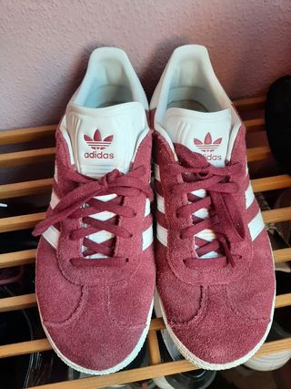 Zapatillas adidas burdeos de segunda mano por 25 EUR en Algeciras en  WALLAPOP