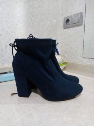 Botines de tacón azul marino de segunda mano por 12 EUR en Las Canteras en  WALLAPOP