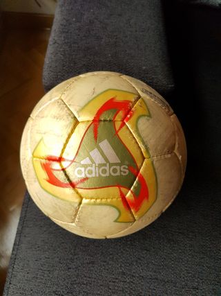 Balón Adidas Fevernova 2002 de segunda mano por 25 EUR en San Fernando de  Henares en WALLAPOP